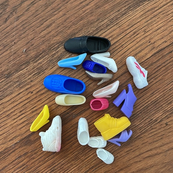 Barbie Lot 22 pairs plus some singles Barbie and her sisters shoes. All from 90s - Picture 3 of 3